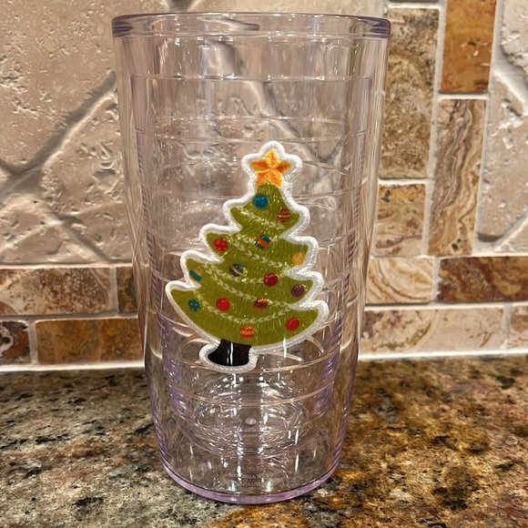 Set of 4 Christmas Tervis tumblers - Picture 3 of 7